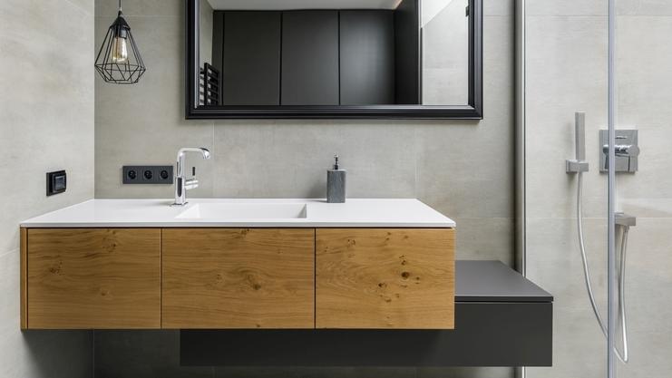 Frontansicht asymmetrischer Waschtisch mit Echtholz und Lackierung Frontansicht asymmetrischer Waschtisch mit Echtholz und Lackierung, rechteckiger Spiegel, Industriestil