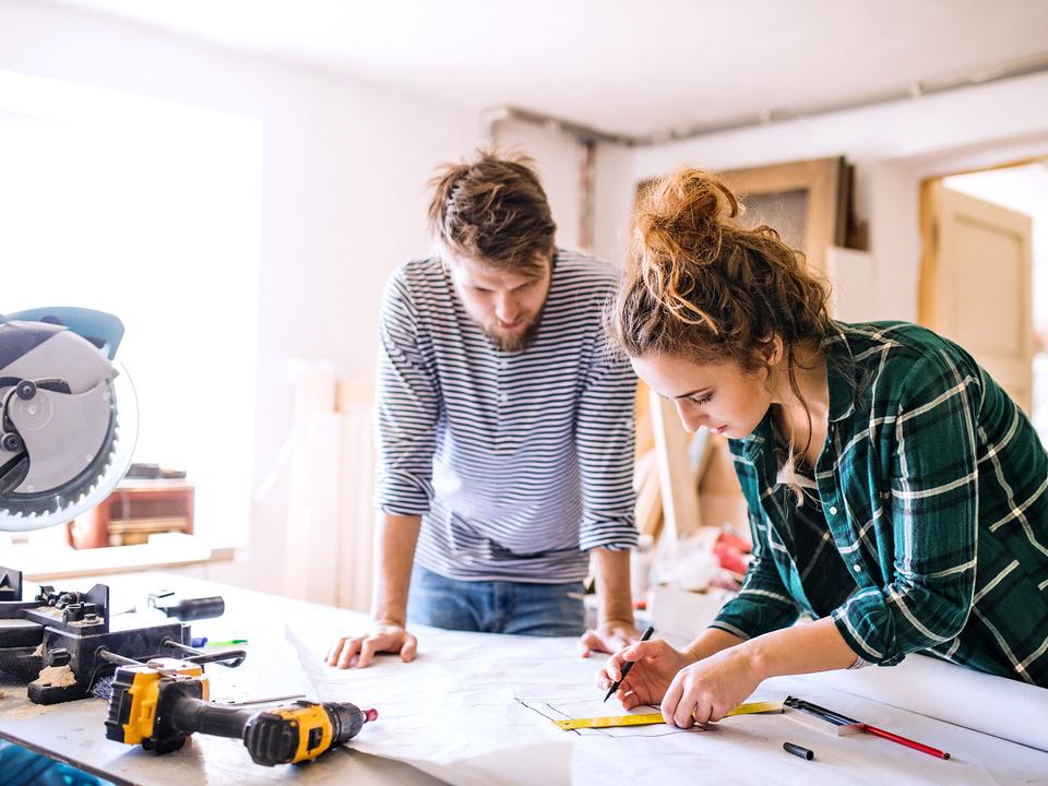 Zwei #Branche1# Azubis (Junge und Mädchen) beim Zeichnen